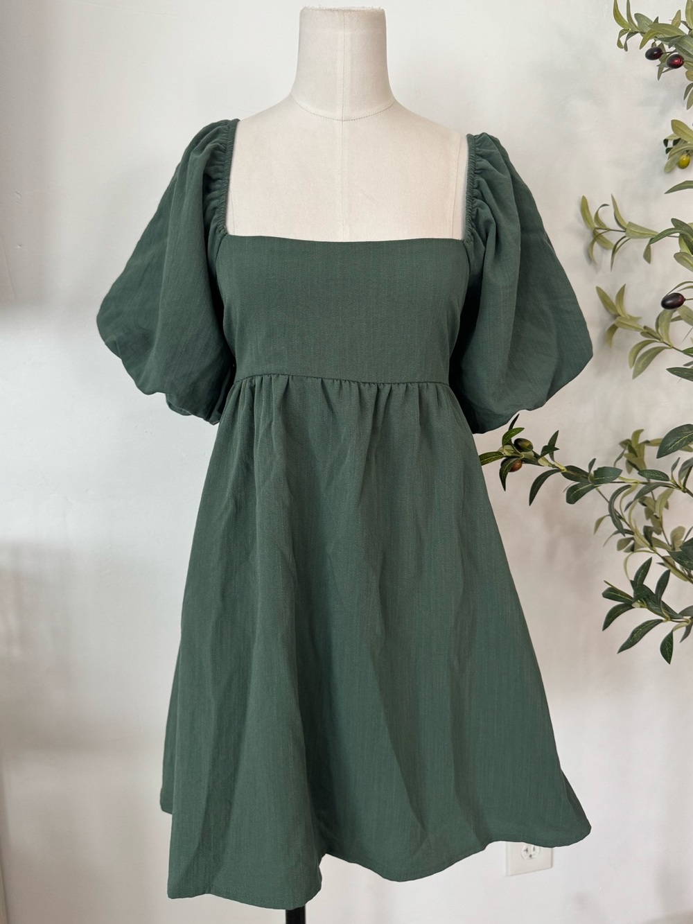 Francesca’s Green Babydoll Mini Dress Puff Sleeve Open Back Tie Dress Size Small